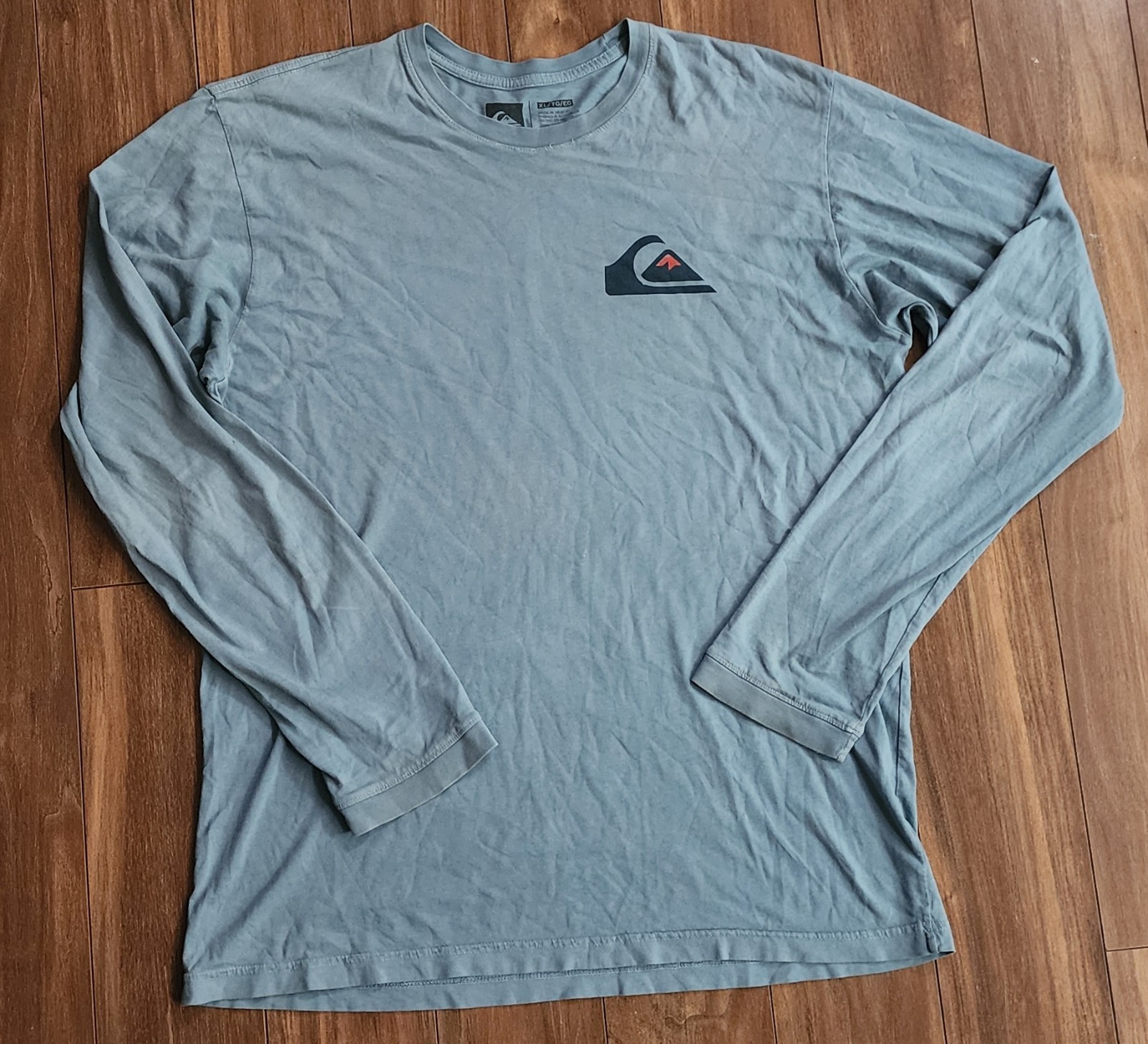 Quiksilver T-Shirt Men’s Sz XL Modern Fit Mountain and Wave Classic Surfing Tee