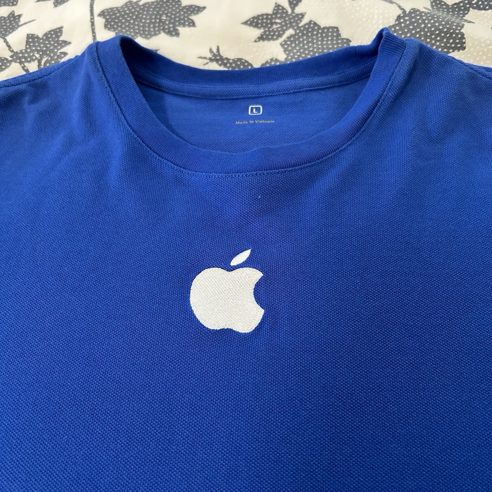 Official Apple Store Employee Uniform T-Shirt Blue Embroidered Logo Size L