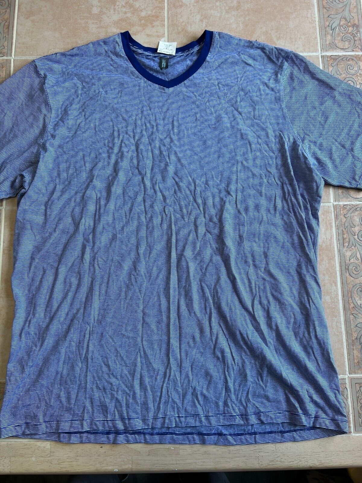 District made young mens active tops basic tee XXL New without tags !