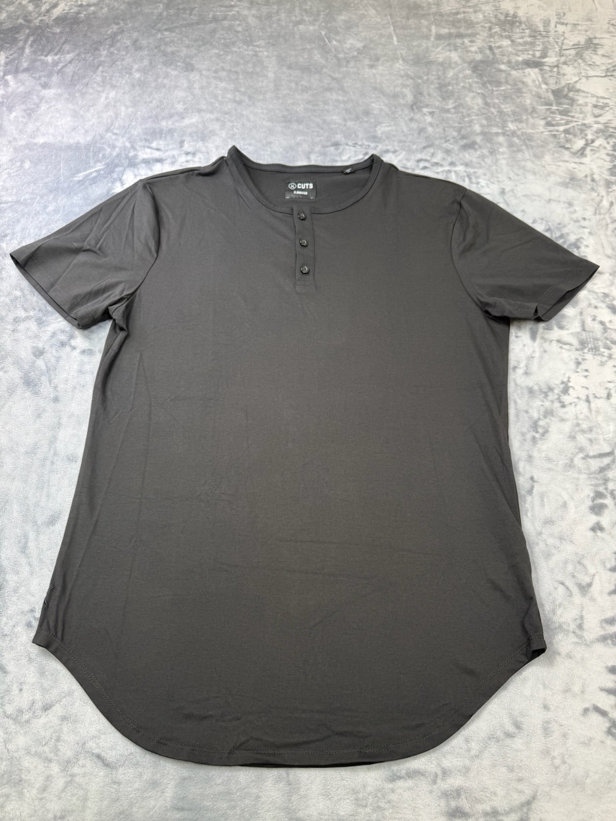 CUTS Clothing Men’s Elongated Henley T-Shirt Pyca Pro